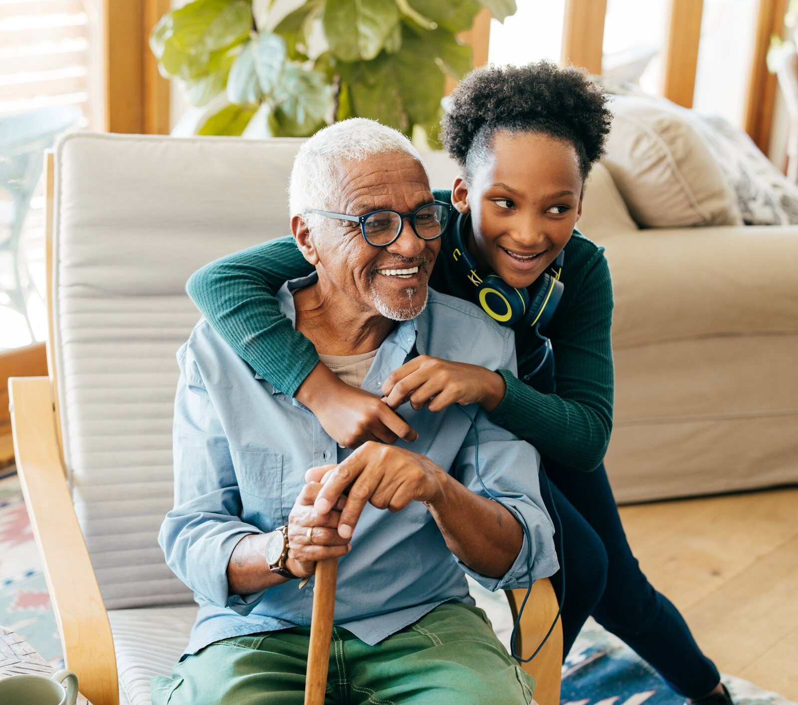 sl_better-living-care-choices-granddaughter-hugging-resident