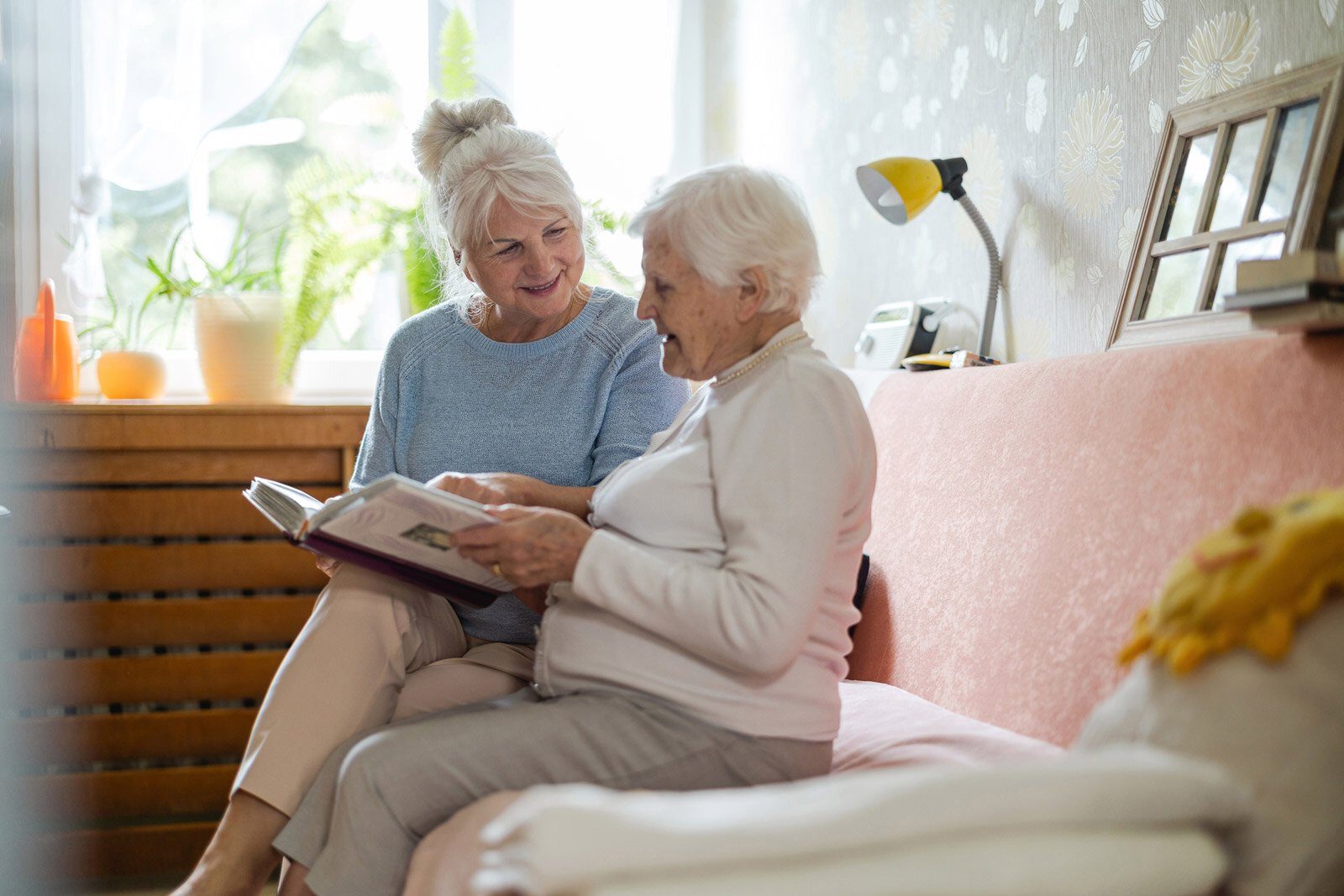 sl_better-living-care-choices-women-reading-together